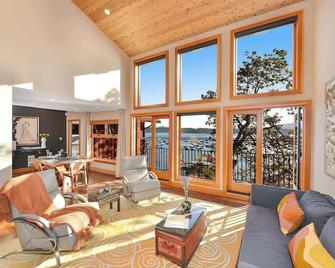 Salishan Tree House Suite - Cowichan Bay