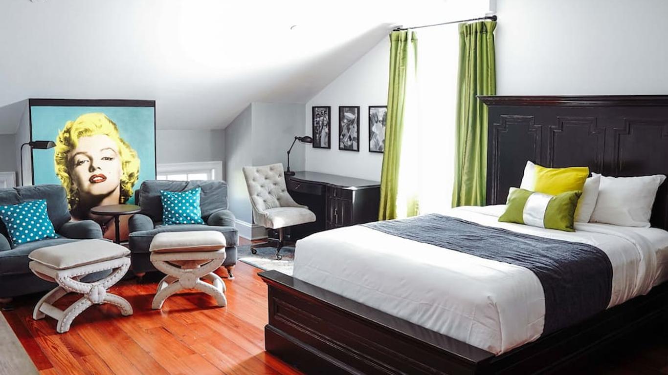 Royal Frenchmen Hotel And Bar