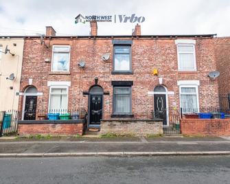Modern 2-Bedroom House in Manchester with Free Parking - Manchester - Bâtiment