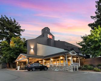 Best Western Plus Inn at the Vines - נאפה - בניין