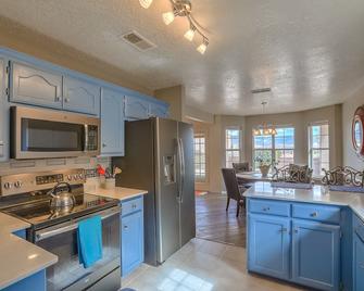 City Lights by Night and Mountains by Day - Rio Rancho - Kitchen
