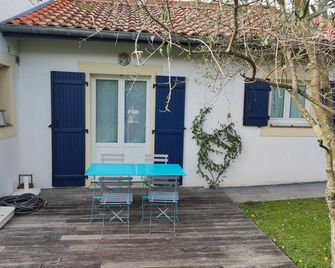 Cosy semi-detached house with terrace - إنداي - شرفة مرصوفة