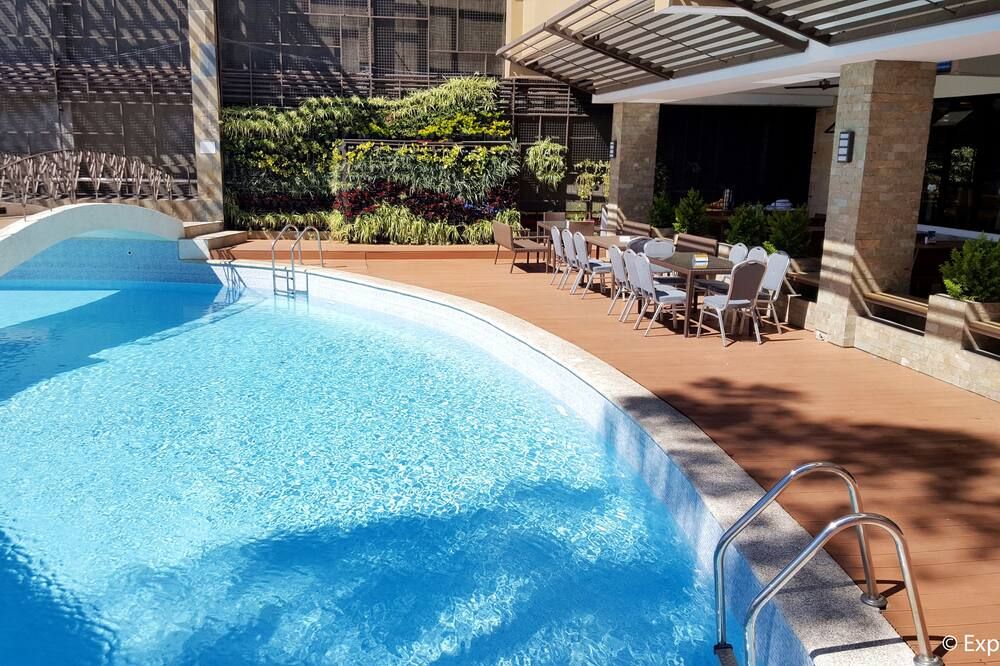 Newtown Plaza Hotel - באגיו סיטי - בריכה