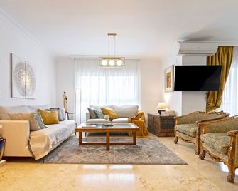 Traditional 4 bedrooms apartment in the center of Granada. Martinez Campos - Granada - Vardagsrum