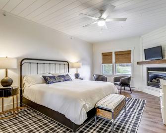 Historic Farm Near Lake 10 Acres Newly Renovated - Swanton - Habitación