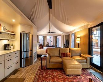 Serenity for Friends: Luxe Tented Cabin and Hot Tub Delight in Hot Springs, AR - Lake Hamilton - Living room