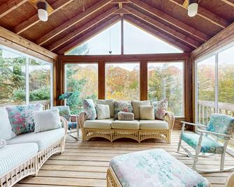 Cozy home close to the beach with deck, porch, W/D, & foosball table - Orleans - Salon