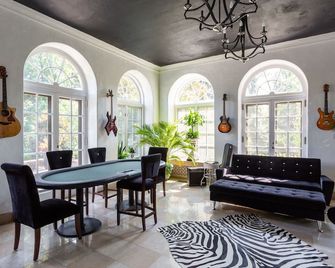 Historic Mainline 8 bdrm, 3 story Mansion, pool, basketball, badminton and more - Drexel Hill - Dining room