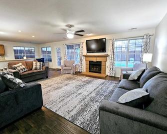 Dallas Lakeside Bliss Stay - Private Pool, Air hockey and High speed internet - Corinth - Living room
