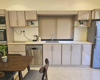 Where beauty meets tranquility, go on a journey to the heart of natural beauty. - Al ‘Ulá - Cocina