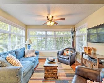 Downtown Charlevoix Duplex half Mi to Lake Michigan - Charlevoix - Huiskamer