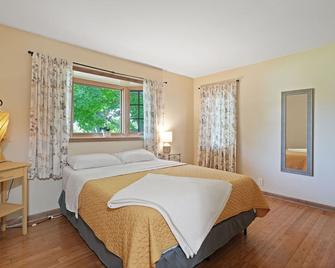 Bayside Beach House - Burlington - Bedroom