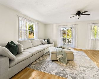 Spacious 4 bedrooms, 5 beds home - 3 Minutes to Downtown Moncton - Riverview - Living room