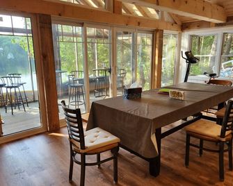 4 Bedroom, 2 Bath Lakefront new renovated cottage in Muskoka - Dorset - Dining room