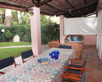 Elegant Sicilian-style villa in the Marina di Portorosa marina - Furnari - Binnenhof