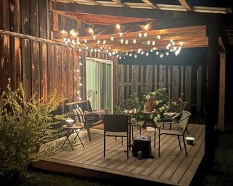Peaceful and private renovated barn right off the winery and brewery trail - Hector - Patio