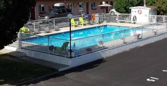 Swiss Sunset Inn - Penticton - Bể bơi