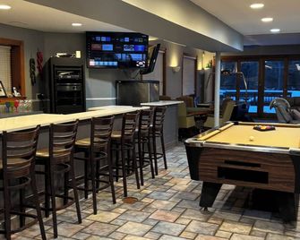 Large Modern Cabin with Hot Tub Tucked in Woods - Bethel - Bar