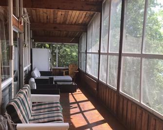 Haliburton Lakefront Sleeps 8 + 7 Boats Included + 2 Swim Rafts & 2 King Beds - Minden - Balcony