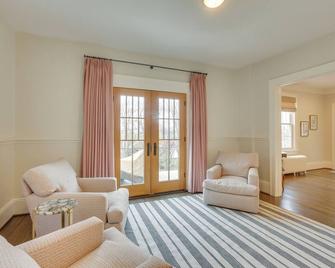 Walk to Roanoke River Greenway Mountain-View Home - Roanoke - Living room