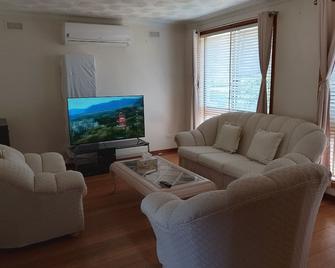 Charming Three-Bedroom Holiday Home Near Tourist Attractions - Werribee - Living room