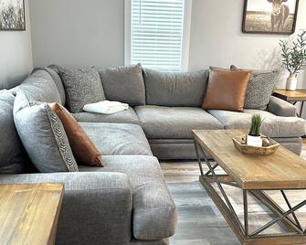 Medina Square Retreat - Spacious 4 bdrm home walking distance to the square - Medina