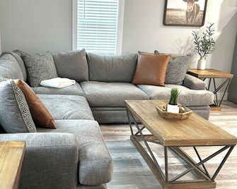 Medina Square Retreat - Spacious 4 bdrm home walking distance to the square - Medina - Soggiorno