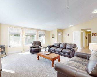 Charming home near ocean with patio, firepit, WiFi, streaming, and wood stove - Warrenton - Sala de estar