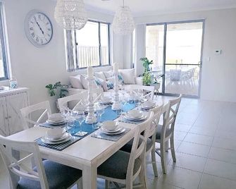 Eglinton Elegance - Hamptons Retreat - Yanchep - Comedor