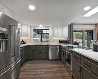 Manor Hill Haven Hot Tub & Accessible Features - Medford - Cocina