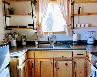 Escape to the Open Sky: Authentic Ranch Bunkhouse Getaway on the H3 Cattle Ranch - Springerville - Küche