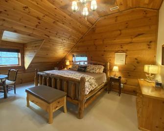 Log Cabin on Edge of National Park; Over the Top Amenities & Reviews - Cosby - Bedroom