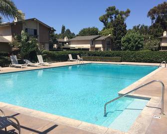Centrally Located Cozy 3 BR Townhouse with Pool/Jacuzzi - San Diego - Pool
