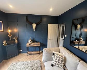 Charming 3-Bed House in Guildford - Guildford - Living room