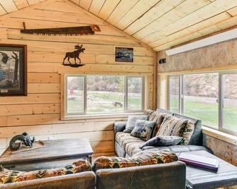 Fishing and Views River Paradise in Dubois! - Dubois - Huiskamer