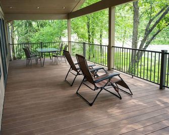 6BR Lakefront - Private Dock - Game Room - Walk to Lakeview Lodge/Pool - DuBois - Varanda