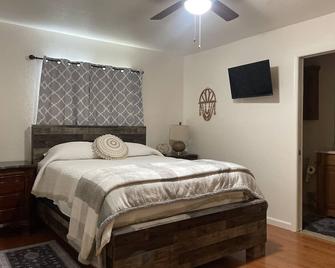 Beautiful renovated home within 3miles of OU. Easy access to I-35. - Norman - Bedroom