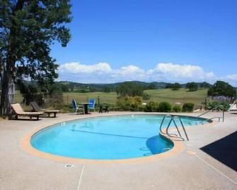 Oak Ridge Inn - Plymouth - Piscina