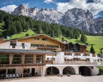 Hotel Stoeres - Active wellbeing - San Cassiano/St. Kassian - Building