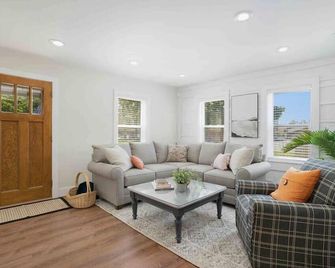 Family Retreat at Village Farmhouse - Near Grand Haven Beach - Spring Lake - Sala de estar
