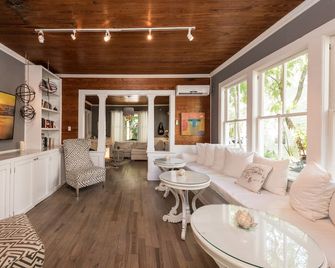 Alexander's Gay and Lesbian Guesthouse - Adults Only - Key West - Living room