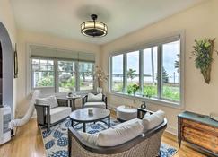 Walkable New Haven Retreat with Ocean Views! - New Haven - Living room