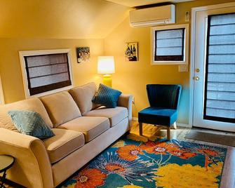 Quaint Studio Cottage Within Walking Distance To Historic Downtown Mcminnville - McMinnville - Living room
