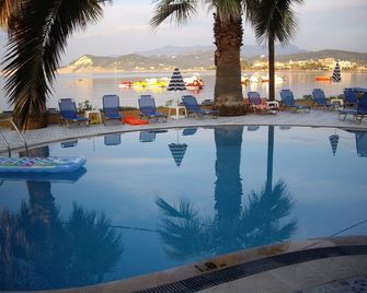 Maria' s Beach Apartments - Sidari - Piscina