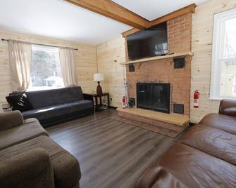 Modern Sauna 8BR Sleeps 284+ HOT tub Just 5 mins to Hunter Mountain - Tannersville - Living room