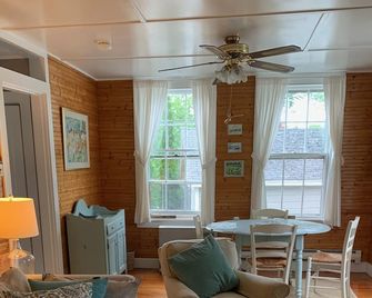 Perfect location! Quiet street, but right downtown - Camden - Dining room