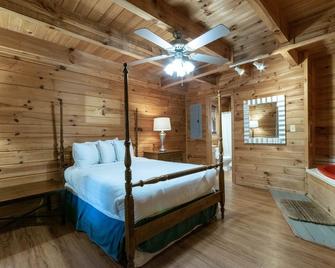 Cabin with a fire place in the woods - Warm Springs - Bedroom