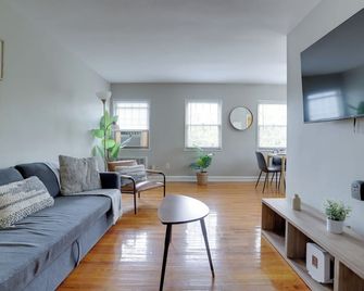 Business Ready Apartment in Alexandria Modern & Central Location - Alexandria - Living room