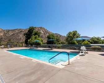 Luxury Living in the Heart of Ramona! Full Kitchen, Free Parking & Pool! - Ramona - Pool
