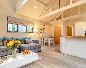White House Lodges - Swallow - Halesworth - Living room